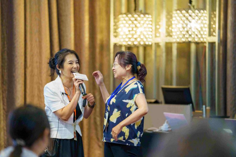 左:SMC執行長陳璽尹;右:國立中興大學園藝學系副教授 潘怡君